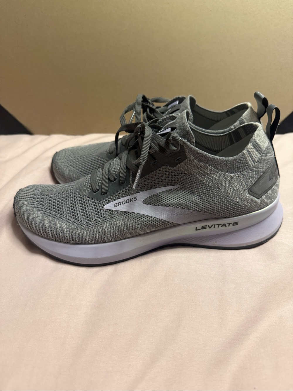 Brooks Levitate Women’s Running Shoes - Light Gray